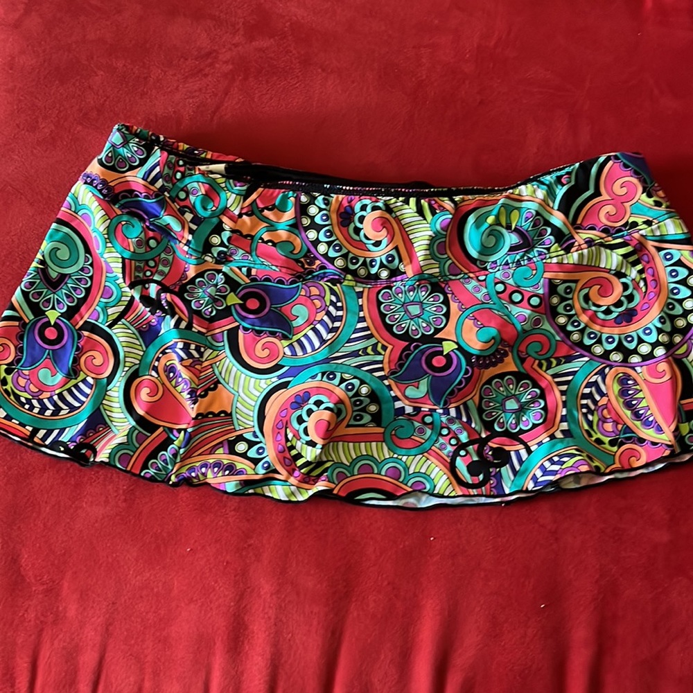 Medium Gibson LatimerThis adorable two piece Swimsuit - Picture 2 of 3
